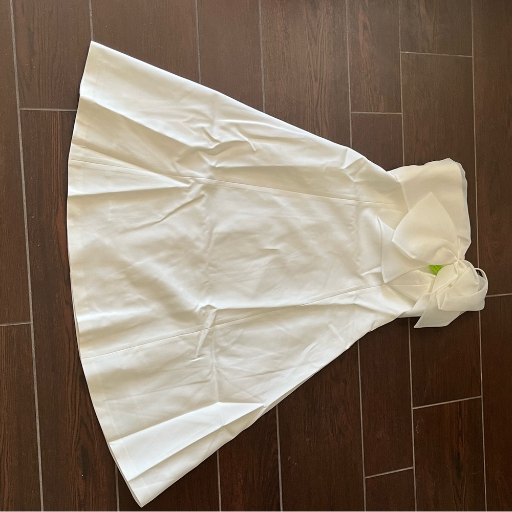 Very pretty one strap cocktail dress with organza bow on the front.